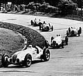 Grosser Preis von Deutschland auf dem Nürburgring, 25. Juli 1937: Kurz nach dem Start in der Südkehre liegen im Mercedes-Benz Formel-Rennwagen W 125 Hermann Lang mit der Startnummer 16 und der spätere Sieger Caracciola mit Startnummer 12 an der Spitze.